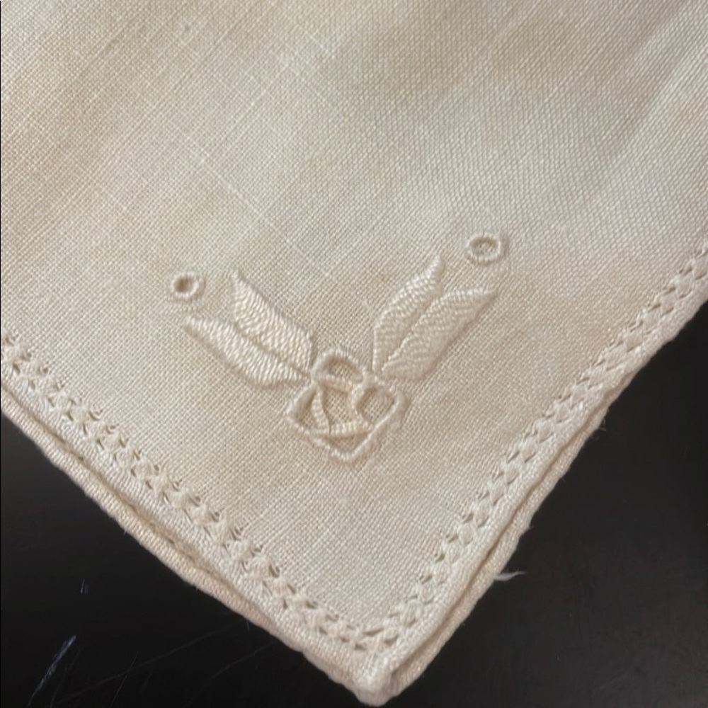 Set of 4 Vintage Linen Hand Embroidered Napkins and Tablecloth 1940’s